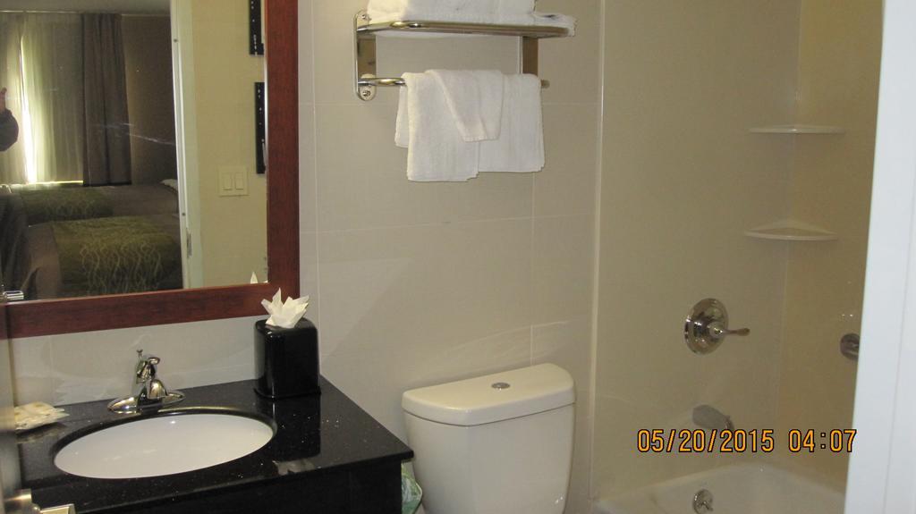 Comfort Inn Jamaica Downtown New York Room photo